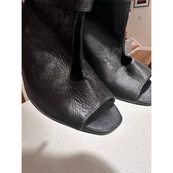 Fergie Black Leather Ankle Boots Peep Toe Heels Women's 8 Snaps - Picture 7 of 8